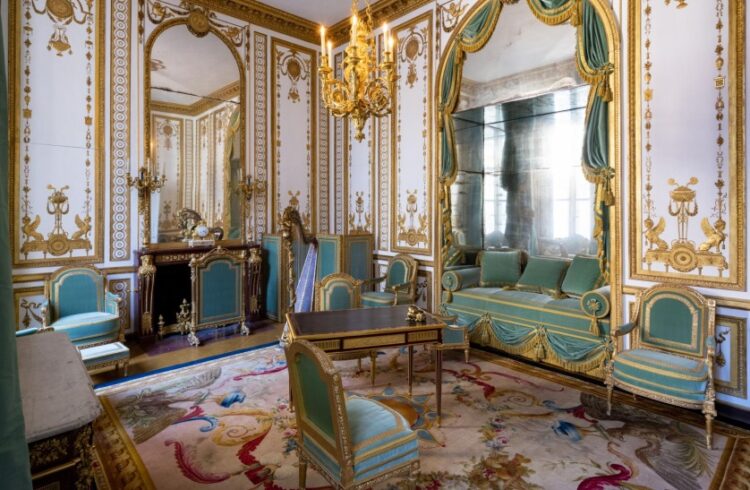 Το Χρυσό Δωμάτιο, με πολλά από τα προσωπικά έπιπλα της Μαρίας Αντουανέτας (φωτ.: Μουσείο των Βερσαλλιών)