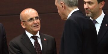 O Τούρκος πρόεδρος Ρετζέπ Ταγίπ Ερντογάν συγχαίρει τον νεοδιορισθέντα υπουργό Οικονομικών Μεχμέτ Σιμσέκ (φωτ.: . EPA/Necatä Savas)