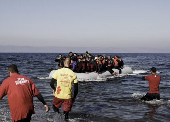 Βάρκα με πρόσφυγες και μετανάστες στην Εφταλού Λέσβου (φωτ.: EUROKINISSI / Στέλιος Στεφάνου)