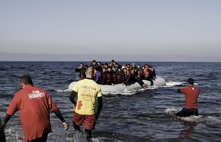 Βάρκα με πρόσφυγες και μετανάστες στην Εφταλού Λέσβου (φωτ.: EUROKINISSI / Στέλιος Στεφάνου)