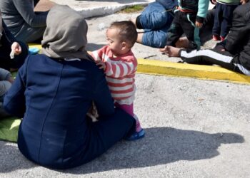 Διασωθέντες μετανάστες στο λιμάνι της Μυτιλήνης (φωτ. αρχείου: ΑΠΕ-ΜΠΕ/Στρατης Μπαλάσκας)