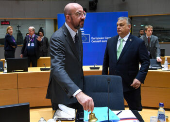 Σε πρώτο πλάνο ο πρόεδρος του Ευρωπαϊκού Συμβουλίου Σαρλ Μισέλ και ο πρωθυπουργός της Ουγγαρίας Βίκτορ Όρμπαν (φωτ.: European Union)