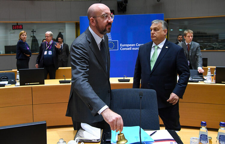 Σε πρώτο πλάνο ο πρόεδρος του Ευρωπαϊκού Συμβουλίου Σαρλ Μισέλ και ο πρωθυπουργός της Ουγγαρίας Βίκτορ Όρμπαν (φωτ.: European Union)