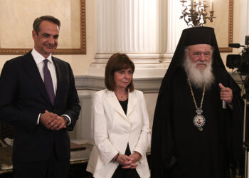 Κατερίνα Σακελλαροπούλου και Αρχιεπίσκοπος Ιερώνυμος στην ορκωμοσία του πρωθυπουργού (φωτ.: EUROKINISSI / Χρήστος Μπόνης)