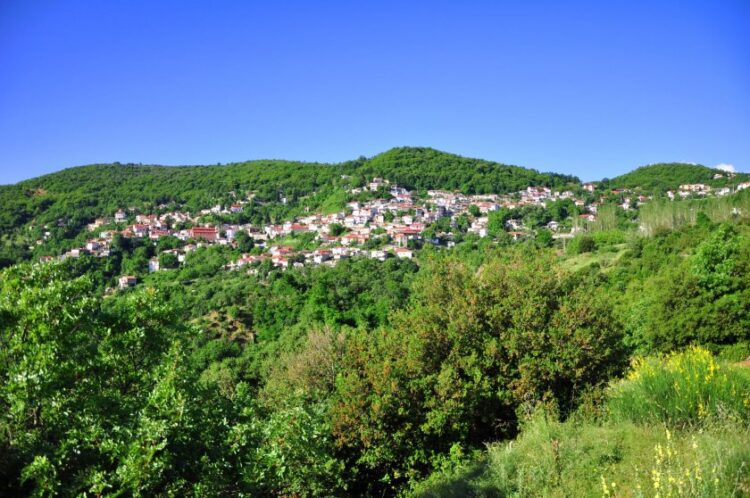 Το Μορφοβούνι, έδρα του δήμου Λίμνης Πλαστήρα (πηγή: plastiras-ota.gr)