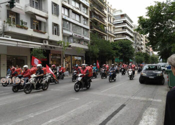 Στιγμιότυπο από τη μοτοπορεία των διανομέων στο κέντρο της Θεσσαλονίκης (φωτ.: Έλλη Τσολάκη)