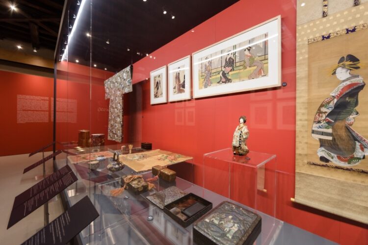 Άποψη από το εσωτερικό του Μουσείου Μετάξης με τα εκθέματα από το Μουσείο Ασιατικής Τέχνης Κέρκυρας (φωτ.: ΑΠΕ-ΜΠΕ)