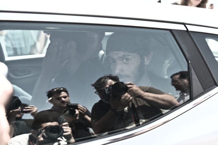 Ορισμένοι από τους διασωθέντες κατά τη μεταφορά τους στο λιμεναρχείο Καλαμάτας για ανάκριση (φωτ.: EUROKINISSI/Αντώνης Νικολόπουλος)