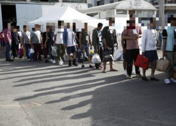 Διασωθέντες μετανάστες και πρόσφυγες από το ναυάγιο της Πύλου, επιβιβάζονται στα λεωφορεία που τους μετέφεραν στη δομή φιλοξενίας στη Μαλακάσα (φωτ.: ΑΠΕ-ΜΠΕ/Γιάννης Κολεσίδης)
