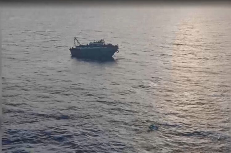 Στιγμιότυπο από ερασιτεχνικό βίντεο δείχνει κάτω δεξιά τη μεταφορά τροφίμων και νερού τα οποία έχουν δεθεί σε σωσίβιο και το τραβούν προς το μοιραίο σκάφος κάποιοι από τους επιβαίνοντες (φωτ.: ΕΡΤ)