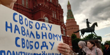 «Λευτεριά στον Ναβάλνι, λευτεριά στους πολιτικούς κρατούμενους» γράφει το πλακάτ διαδηλώτριας που προσήχθη στη Μόσχα (φωτ.: Twitter / OVD-Info English)