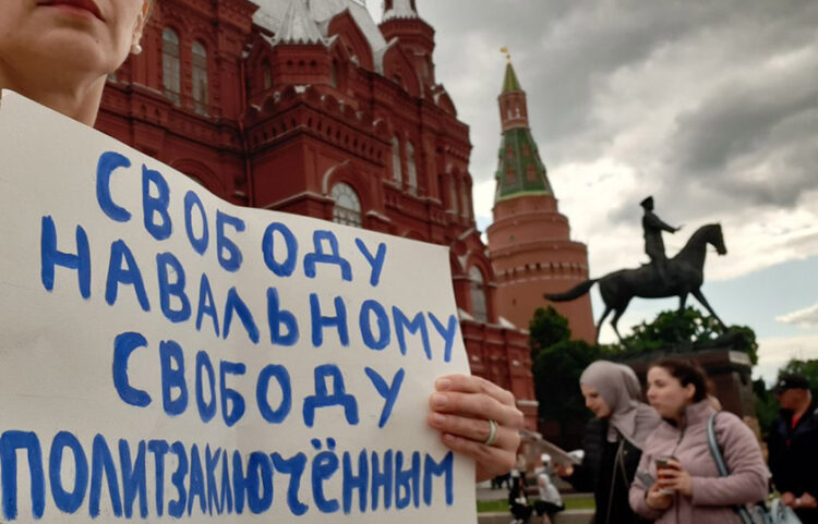 «Λευτεριά στον Ναβάλνι, λευτεριά στους πολιτικούς κρατούμενους» γράφει το πλακάτ διαδηλώτριας που προσήχθη στη Μόσχα (φωτ.: Twitter / OVD-Info English)