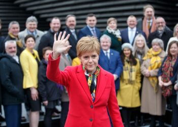 Η Νίκολα Στέρτζον σε παλιότερη φωτογραφία με στελέχη του κόμματος SNP, στο Νταντί της Σκωτίας (φωτ.: EPA/Robert Perry)