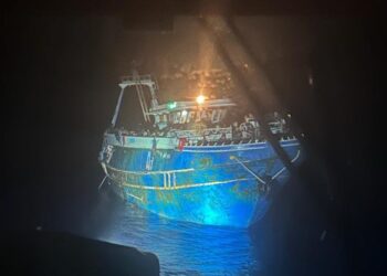 Φωτογραφία που έδωσε στη δημοσιότητα το Λιμενικό Σώμα με το μοιραίο πλοιάριο, ενώ ταξιδεύει νύχτα (φωτ.: Eurokinissi/Λιμενικό Σώμα)