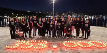 Στιγμιότυπο από την τελετή μνήμης που πραγματοποίησαν τα μέλη του συλλόγου στο Στρογγυλό, στην Παραλία της Χαλκίδας, για την 104η επέτειο της Γενοκτονίας των Ελλήνων του Πόντου (φωτ.: facebook/ Σύλλογος Ποντίων νομού Ευβοίας «Οι Κομνηνοί»)