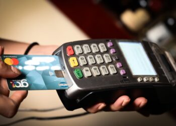 Χρήση μηχανήματος pos με πιστωτική κάρτα σε εστιατόριο (φωτ. αρχείου: EUROKINISSI/Έφη Σκάζα)