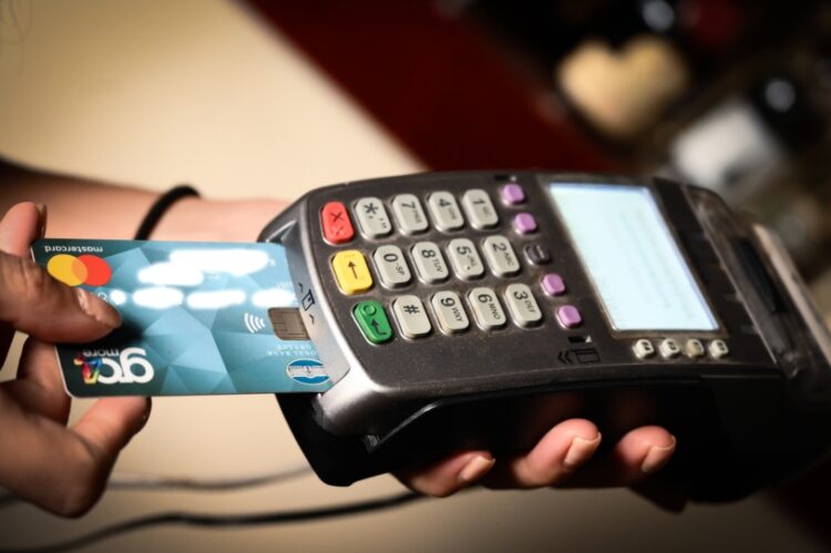Χρήση μηχανήματος pos με πιστωτική κάρτα σε εστιατόριο (φωτ. αρχείου: EUROKINISSI/Έφη Σκάζα)