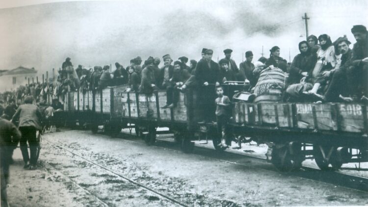 Τρένα μεταφέρουν πρόσφυγες στη Θεσσαλονίκη (πηγή: Αρχείο Αμερικανικού Ερυθρού Σταυρού / Αμερικανική Βιβλιοθήκη του Κογκρέσου)