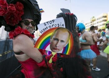 «Σταματήστε την ομοφοβία» γράφει πάνω από τη φωτογραφία του Ρώσου προέδρου Βλαντίμιρ Πούτιν σε διαδήλωση της ΛΟΑΤΚΙ+ κοινότητας στα Κανάρια Νησιά (φωτ.: . EPA/Quique Curbelo)