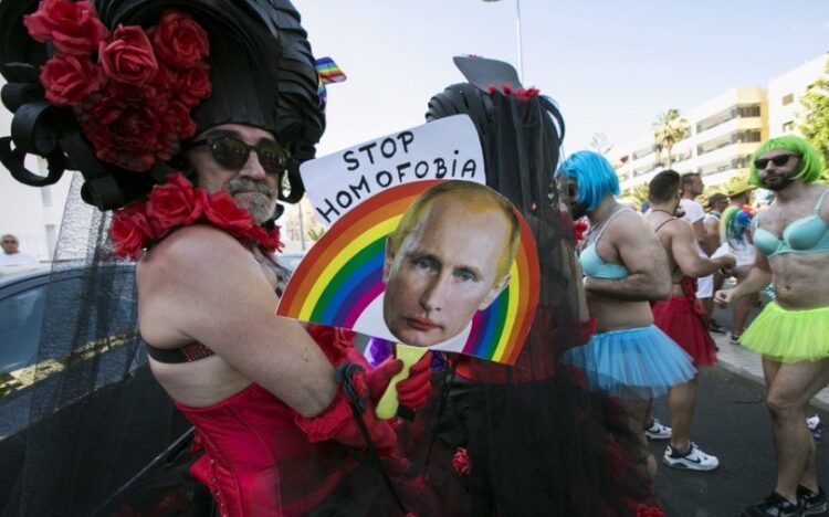 «Σταματήστε την ομοφοβία» γράφει πάνω από τη φωτογραφία του Ρώσου προέδρου Βλαντίμιρ Πούτιν σε διαδήλωση της ΛΟΑΤΚΙ+ κοινότητας στα Κανάρια Νησιά (φωτ.: . EPA/Quique Curbelo)