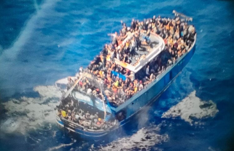 Φωτογραφία που δόθηκε στη δημοσιότητα από το Λιμενικό Σώμα - Ελληνική Ακτοφυλακή και απεικονίζει το αλιευτικό σκάφος με μεγάλο αριθμό μεταναστών να πλέει στα διεθνή ύδατα νοτιοδυτικά της Πελοποννήσου, Τετάρτη 14 Ιουνίου 2023
(φωτ.: ΛΣ-ΕΛΑΚΤ / EUROKINISSI)