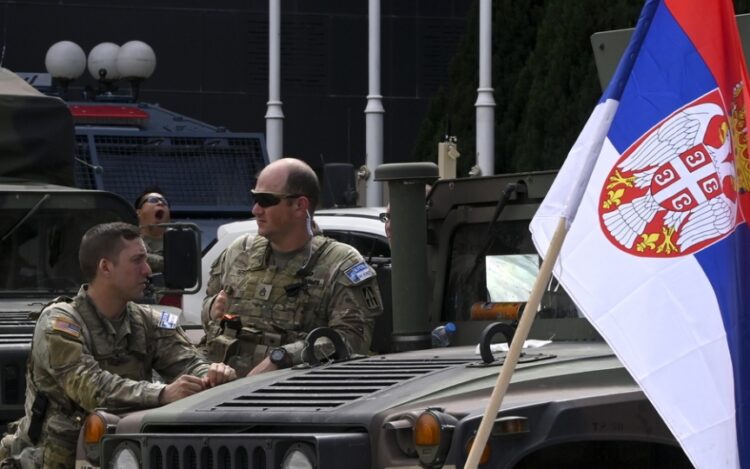 Στρατιώτες της KFOR φροντίζουν για τη διατήρηση της τάξης σε πόλη του Κοσόβου, λόγω της αυξημένης έντασης που επικρατεί στην περιοχή τις τελευταίες εβδομάδες (φωτ.: EPA/Georgi Licovski)