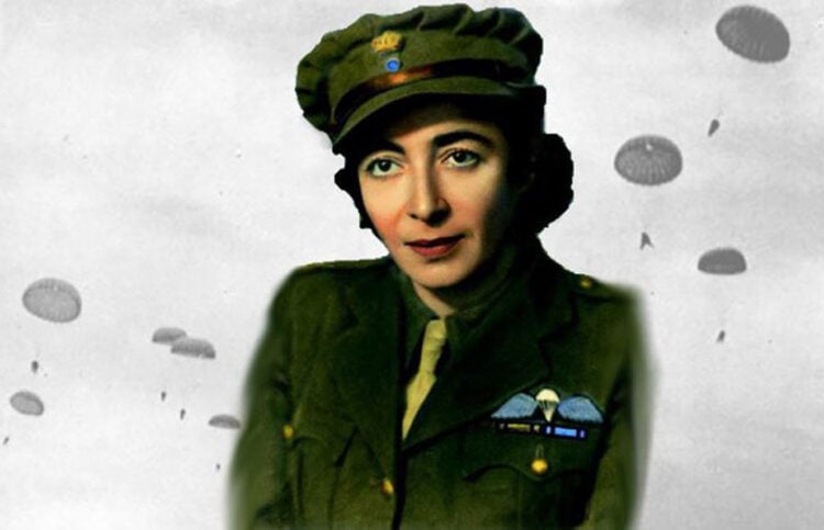 Η Σόνια Στεφανίδου με τη στρατιωτική της στολή (σύνθεση εικόνας: Χριστίνα Κωνσταντάκη)