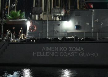 Σοροί μεταναστών διακρίνονται μέσα σε ειδικές σακούλες, αφού έχουν περισυλλεχθεί από σκάφος του Λιμενικού Σώματος (φωτ.: EUROKINISSI/Αντώνης Νικολόπουλος)