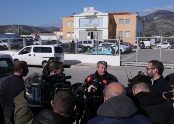 Ο Σπήλιος Κρικέτος κάνει δηλώσεις στους δημοσιογράφους το 2021, με την ιδιότητα του γενικού γραμματέα των Αστυνομικών Δυτικής Αττικής μετά από αστυνομική επιχείρηση στο Ζεφύρι (φωτ.: ΑΠΕ-ΜΠΕ/Γιώργος Βιτσαράς)