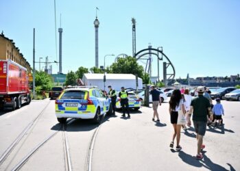 Περιπολικό της αστυνομίας στο λούνα παρκ Gröna Lund στη Στοκχόλμη, μετά το τραγικό δυστύχημα, που στοίχισε τη ζωή σε τουλάχιστον έναν άνθρωπο (φωτ.: EPA/Claudio Bresciani/TT)