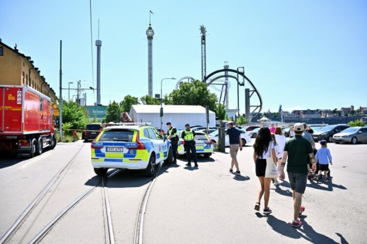 Περιπολικό της αστυνομίας στο λούνα παρκ Gröna Lund στη Στοκχόλμη, μετά το τραγικό δυστύχημα, που στοίχισε τη ζωή σε τουλάχιστον έναν άνθρωπο (φωτ.: EPA/Claudio Bresciani/TT)