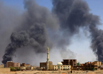 Καπνός υψώνεται πάνω από βομβαρδισμένα κτήρια στο Χαρτούμ (πηγή: Human Rights Watch)