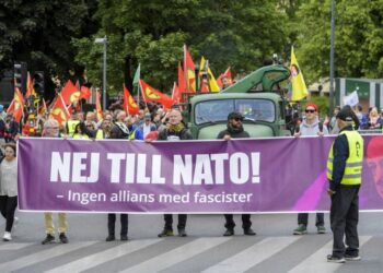 Μέλη της «Συμμαχίας ενάντια στο ΝΑΤΟ» με σημαίες του PKK διαδηλώνουν ενάντια στην ένταξη της Σουηδίας στο ΝΑΤΟ, στη Στοκχόλμη. Το πανό αναγράφει «Όχι στο ΝΑΤΟ, καμία συμμαχία με φασίστες» (φωτ.: EPA/Maja Suslin)