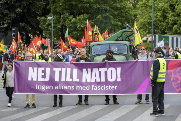 Μέλη της «Συμμαχίας ενάντια στο ΝΑΤΟ» με σημαίες του PKK διαδηλώνουν ενάντια στην ένταξη της Σουηδίας στο ΝΑΤΟ, στη Στοκχόλμη. Το πανό αναγράφει «Όχι στο ΝΑΤΟ, καμία συμμαχία με φασίστες» (φωτ.: EPA/Maja Suslin)