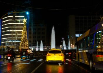 Ταξί στην πλατεία Ομονοίας, στο κέντρο της Αθήνας (φωτ. αρχείου: EUROKINISSI/Γιώργος Κονταρίνης)