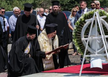 Ο Οικουμενικός Πατριάρχης Βαρθολομαίος ενώ μνημονεύει τα θύματα της σιδηροδρομικής τραγωδίας (φωτ.: EUROKINISSI/Λεωνίδας Τζέκας)