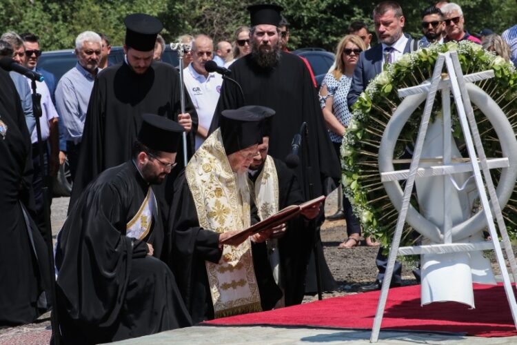 Ο Οικουμενικός Πατριάρχης Βαρθολομαίος ενώ μνημονεύει τα θύματα της σιδηροδρομικής τραγωδίας (φωτ.: EUROKINISSI/Λεωνίδας Τζέκας)