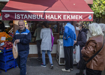 Στην ουρά για φτηνό ψωμί κοντά σε λαϊκή αγορά της Κωνσταντινούπολης (φωτ.: EPA / Erdem Sahin)