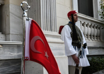 Η σημαία της Τουρκίας στην πρεσβευτική λιμουζίνα, έξω από το Προεδρικό Μέγαρο (φωτ.: EUROKINISSI / Τατιάνα Μπόλαρη)