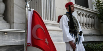 Η σημαία της Τουρκίας στην πρεσβευτική λιμουζίνα, έξω από το Προεδρικό Μέγαρο (φωτ.: EUROKINISSI / Τατιάνα Μπόλαρη)