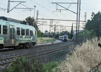 Δύο τρένα στην ίδια ράγα κοντά στο σταθμό του Μεζούρλου στη Λάρισα (φωτ.: larissanet.gr)