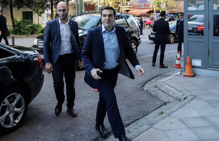 O Αλέξης Τσίπρας έξω από τα γραφεία του ΣΥΡΙΖΑ στην Κουμουνδούρου (φωτ.: EUROKINISSI / Γιάννης Παναγόπουλος)