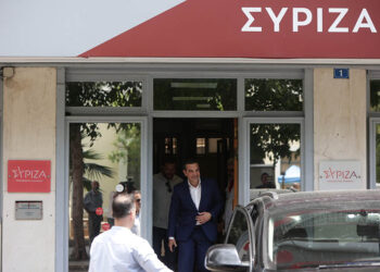 Ο Αλέξης Τσίπρας βγαίνει από τα γραφεία του ΣΥΡΙΖΑ-ΠΣ στην Κουμουνδούρου (φωτ.: EUROKINISSI / Βασίλης Ρεμπάπης)