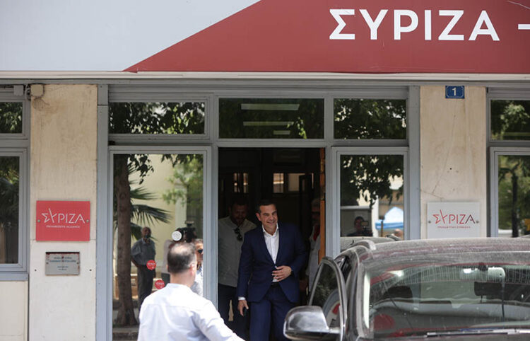 Ο Αλέξης Τσίπρας βγαίνει από τα γραφεία του ΣΥΡΙΖΑ-ΠΣ στην Κουμουνδούρου (φωτ.: EUROKINISSI / Βασίλης Ρεμπάπης)