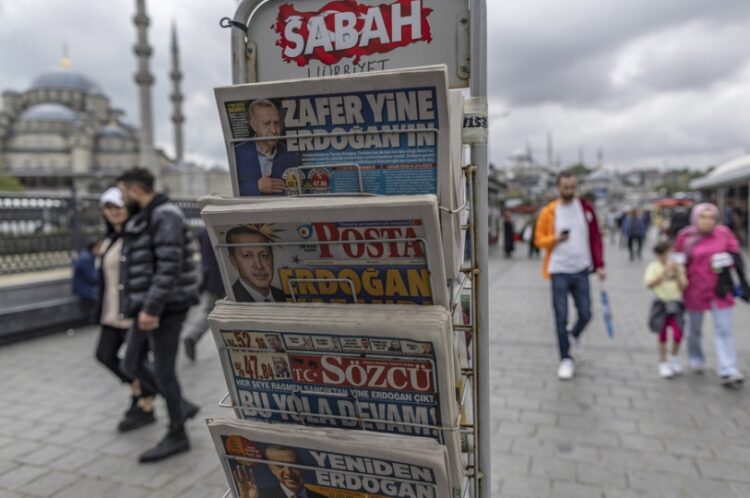 Εφημερίδες στην Τουρκία σχολιάζουν το εκλογικό αποτέλεσμα και τη νίκη του Ρετζέπ Ταγίπ Ερντογάν (φωτ.: . EPA/Erdem Sahin)
