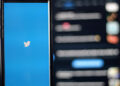 Το χαρακτηριστικό μπλε σήμα του Twitter (φωτ.: Unsplash / Joshua-Hoehne