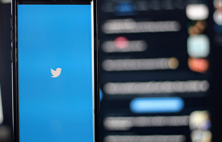 Το χαρακτηριστικό μπλε σήμα του Twitter (φωτ.: Unsplash / Joshua-Hoehne