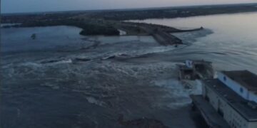Το νερό περνάει ανεξέλεγκτο από το κατεστραμμένο πλέον φράγμα (φωτ.: twitter/Володимир Зеленський)