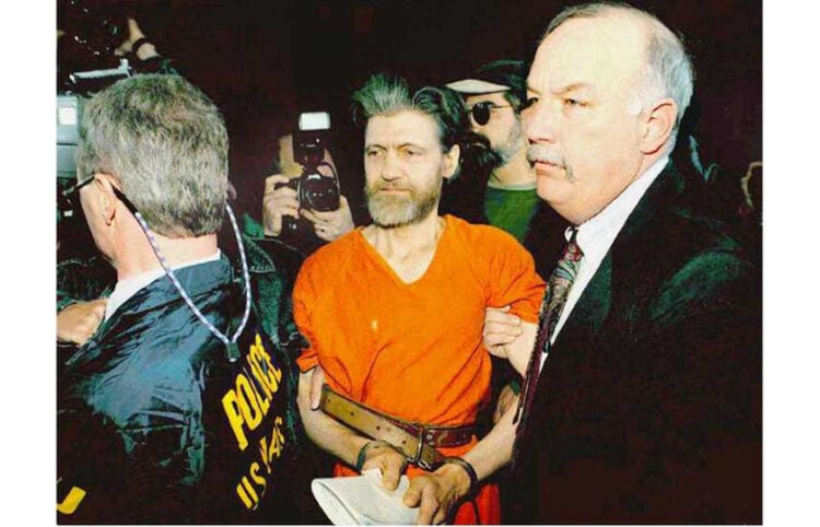 Ο «unabomber» κατά τη μεταγωγή του στο δικαστήριο, το 1996 (φωτ. αρχείου: ΑΠΕ / «Oakland Tribune»)