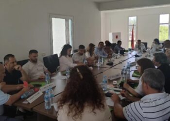 Στιγμιότυπο από την πρώτη συνεδρίαση του νέου δημοτικού συμβουλίου Χειμάρρας (φωτ.: himara.gr)
